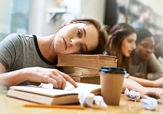 Pelajar merasa stres dan kelelahan mental saat membaca buku di ruang belajar